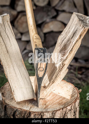 Nahaufnahme der Axt Spaltung Protokoll auf dem Hackklotz Stockfoto