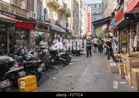 Geschäfte in einer Seitenstraße in Istanbul Türkei Stockfoto