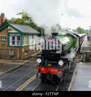 Reigate, Surrey, UK. 24. September 2015. Die Kathedrale Express LNER B1 Klasse 4-6-0, die keine 61306 "Mayflower" Dampfzug fährt am Fuße der North Downs durch Reigate, Surrey, 0901hrs Donnerstag, 24. September 2015 auf dem Weg nach Worcester. Credit: Foto von Lindsay Constable/Alamy Live-Nachrichten Stockfoto