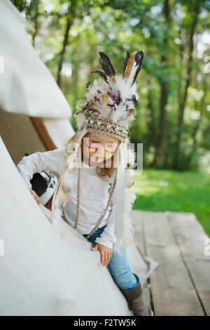 kleine lustige Mädchen mit Indianer Kostüm Stockfoto