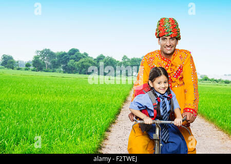 2 indische Rajasthani Dorfbewohner Vater und Kehlenfick Bauernhof Fahrrad unterwegs Stockfoto