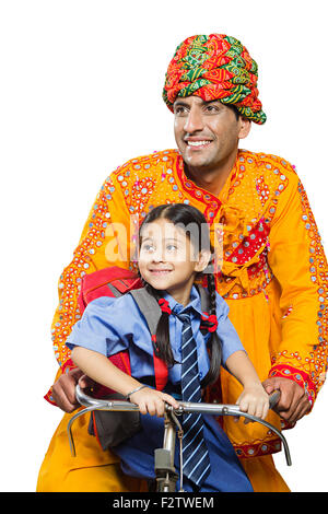 2 indische Rajasthani Dorfbewohner Vater und Kehlenfick Fahrrad unterwegs Stockfoto