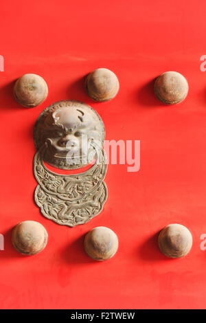 ein Fragment des roten dekorierten Metalltür in der verbotenen Stadt in Peking, China Stockfoto