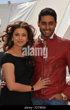 CANNES, Frankreich - 17. Mai 2010: Aishwarya Rai Bachchan & Ehemann Abhishek Bachchan bei Photocall für ihren neuen Film "Raavan" auf dem 63. Festival de Cannes. Stockfoto