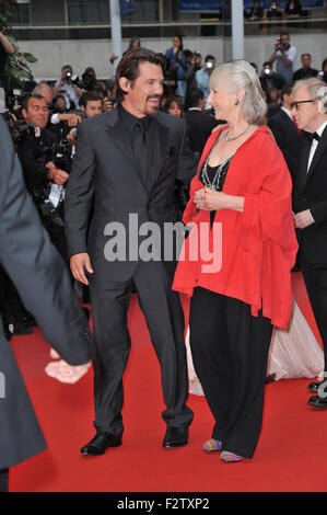 CANNES, Frankreich - 15. Mai 2010: Josh Brolin & Gemma Jones bei der Premiere ihres neuen Films "Sie werden treffen A Tall Dark Stranger" auf dem 63. Festival de Cannes. Stockfoto