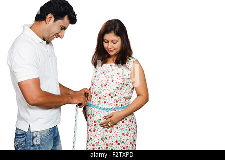 2 indische verheiratet paar schwangeren Bauch Band messen Stockfoto