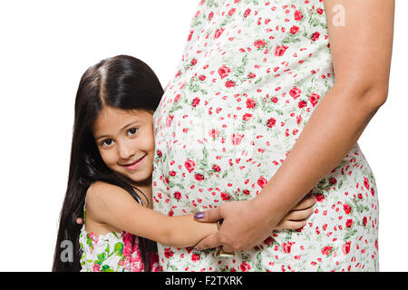 2 indische Kinder Tochter und Mutter schwanger Bauch umarmt Stockfoto
