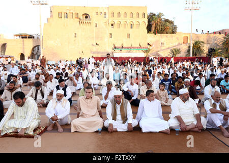 Tripoli, Libyen. 24. Sep, 2015. Muslime beten während des Eid al-Adha-Festivals in Tripolis, Libyen, am 24. September 2015. Bildnachweis: Hamza Türkei/Xinhua/Alamy Live-Nachrichten Stockfoto