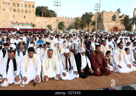 Tripoli, Libyen. 24. Sep, 2015. Muslime beten während des Eid al-Adha-Festivals in Tripolis, Libyen, am 24. September 2015. Bildnachweis: Hamza Türkei/Xinhua/Alamy Live-Nachrichten Stockfoto