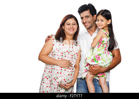 3 indische Mutter schwanger und Tochter mit Vater stehend Stockfoto