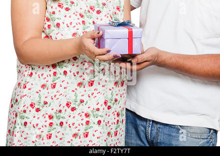 2 verheiratet paar schwanger Überraschungsgeschenk Stockfoto