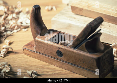 Alte hölzerne Hand Flugzeug für Holzbearbeitung und Zimmerei. Stockfoto