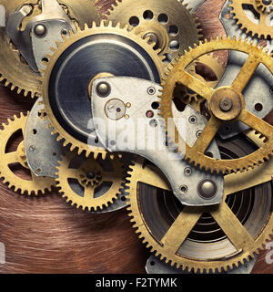 Metall-Collage von Uhrwerk Zahnräder auf Kupfer Hintergrund Stockfoto