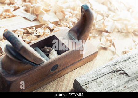 Alte hölzerne Hand Flugzeug für Holzbearbeitung und Zimmerei. Stockfoto