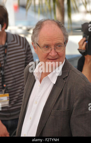 CANNES, Frankreich - 15. Mai 2010: Jim Broadbent in der Fototermin für seinen Film "Ein weiteres Jahr" im Wettbewerb auf dem 63. Festival de Cannes. Stockfoto