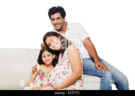 3 indische Mutter schwanger und Tochter mit Vater nach Hause Sofa sitzen Stockfoto