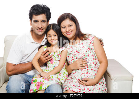 3 indische Mutter schwanger und Tochter mit Vater nach Hause Sofa sitzen Stockfoto