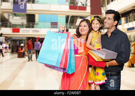 3 indischer Eltern und Tochter shopping Mall Stockfoto