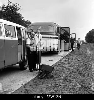 Der Zug der Zeit, Fernsehfilm, Deutschland 1967, Regie: Peter Beauvais, Szenenfoto Mit Reisebussen Stockfoto