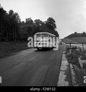 Der Zug der Zeit, Fernsehfilm, Deutschland 1967, Regie: Peter Beauvais, Szenenfoto Mit Reisebussen Stockfoto