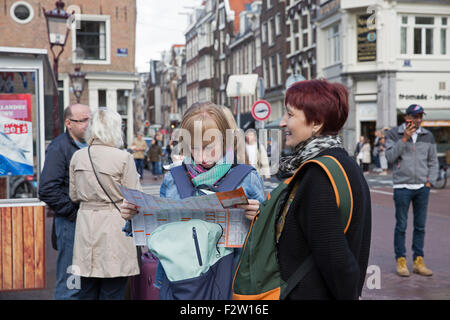 Amsterdam, NL, 24. September 2015, zwei Damen-Studie eine Karte zu finden ihren Weg zu Anne Franks Haus in nur Credit: Keith Larby/Alamy Live News Stockfoto