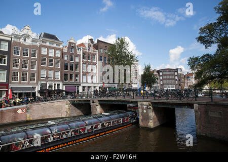 Amsterdam, NL, 24. September 2015, ein Kanal Sightseeing Boot geht unter einer typisch holländischen Brücke in nur Credit: Keith Larby/Alamy Live News Stockfoto
