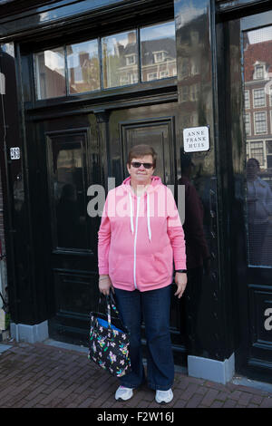 Amsterdam, NL, 24. September 2015, A Lady posiert außen Anne Franks Haus in nur Credit: Keith Larby/Alamy Live News Stockfoto
