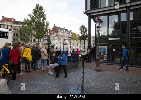 Amsterdam, NL, 24. September 2015, Menschen Warteschlange stundenlang zu sehen, das historische Anne Franks Haus in nur Credit: Keith Larby/Alamy Live News Stockfoto