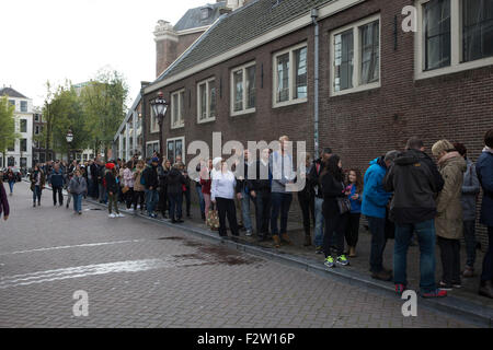 Amsterdam, NL, 24. September 2015, Menschen Warteschlange stundenlang zu sehen, das historische Anne Franks Haus in nur Credit: Keith Larby/Alamy Live News Stockfoto