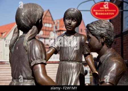 La Vita É Bella Skulptur / das Leben ist schön von Leonardo Rossi zeigt Kinder spielen, Hansestadt Lüneburg, Niedersachsen, Stockfoto