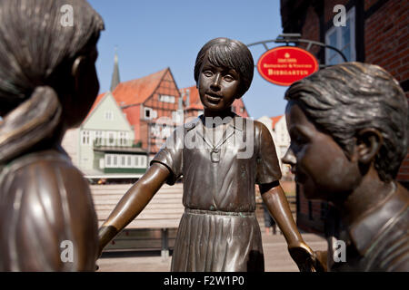 La Vita É Bella Skulptur / das Leben ist schön von Leonardo Rossi zeigt Kinder spielen, Hansestadt Lüneburg, Niedersachsen, Stockfoto