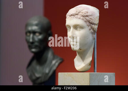 Berlin. Deutschland. Porträt von Kleopatra VII., 40-30 v. Chr., & Julius Caesar (Hintergrund), Altes Museum. Stockfoto