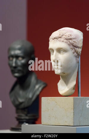 Berlin. Deutschland. Porträt von Kleopatra VII., 40-30 v. Chr., & Julius Caesar (Hintergrund), Altes Museum. Stockfoto