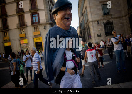 24. September 2015 wird durch die Straßen von Barcelona während La Merce Festival (Festes De La Merce) am 24. September 2015, Spanien - Barcelona, Katalonien, Spanien - ein Mann mit einem traditionellen CatalÃ¡n Riesen gesehen. (Bild Kredit: Jordi Boixareu © über ZUMA Draht) Stockfoto