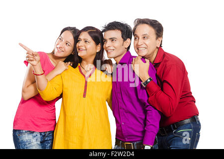 4 indische Familie Eltern junge Tochter und Sohn finger darauf zeigen Stockfoto