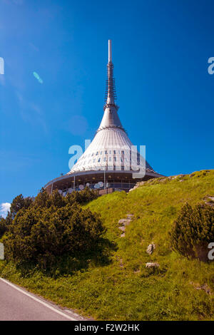 Jeschken Aussichtsturm in Sommer, Liberec, Tschechische Republik, Europa Stockfoto