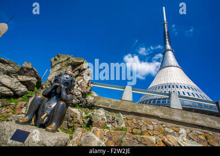 Scherzte Aussichtsturm im Sommer Statue eines Ausländers von Jaroslav Rona, Liberec, Tschechische Republik, Europa Stockfoto