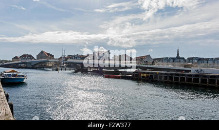 Neue Fußgängerbrücke mit dem Titel Inderhavnsbroen die Inderhavnen Brücke von Nyhavn in Nordatlantens Brygge in Kopenhagen Stockfoto