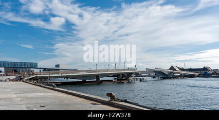 Neue Fußgängerbrücke mit dem Titel Inderhavnsbroen die Inderhavnen Brücke von Nyhavn in Nordatlantens Brygge in Kopenhagen Stockfoto