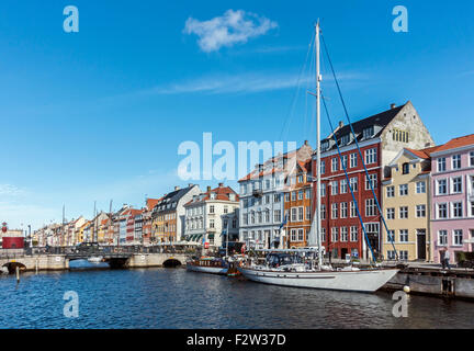 Bunte Nyhavn in Kopenhagen mit Schiffen entlang dem Hafen festgemacht. Stockfoto