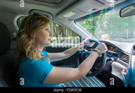 Junge Teenager-Mädchen veröffentlicht 16 Jahre mit Papa im Beifahrersitz als She Antriebe Auto für die erste Zeit Herr Modell Stockfoto