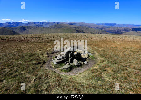 Frühling, der Gipfel Cairn von ob Hill fiel, High Street, Martindale gemeinsamen Valley, Lake District National Park, Cumbria, Engla Stockfoto