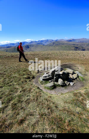 Walker am Gipfel Cairn Wetter Hügel fiel, High Street, Martindale gemeinsamen Valley, Lake District National Park, Cumbria Stockfoto