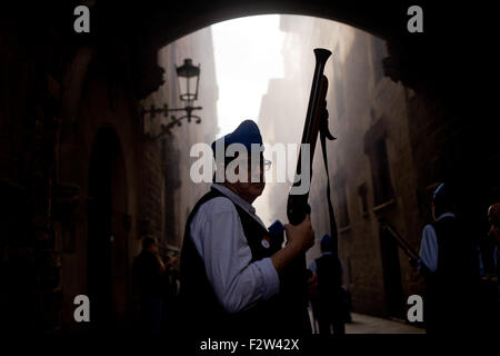 Barcelona, Katalonien, Spanien. 24. Sep, 2015. Eine Trabucaire durch die Straßen von Barcelona anlässlich der Feierlichkeiten des Merce Festivals (Festes De La Merce) am 24. September 2015, Spanien. Die Galejada Trabucairemarks den Beginn des Tages die Schutzpatronin von Barcelona, La Merce. Männer und Frauen als alten katalanischen Banditen verkleidet zu den Straßen der Altstadt von Barcelona nehmen und verursacht ein lautes Geräusch mit seiner gröberen voll von Schießpulver. © Jordi Boixareu/ZUMA Draht/Alamy Live-Nachrichten Stockfoto