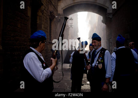 Barcelona, Spanien. 24. September 2015. Trabucaires durch die Straßen von Barcelona anlässlich der Feierlichkeiten des Merce Festivals (Festes De La Merce) am 24. September 2015, Spanien.  Die Galejada Trabucaire markiert den Beginn des Tages der Schutzpatronin von Barcelona, La Merce. Männer und Frauen als alten katalanischen Banditen verkleidet zu den Straßen der Altstadt von Barcelona nehmen und verursacht ein lautes Geräusch mit seiner gröberen voll von Schießpulver. Bildnachweis: Jordi Boixareu/Alamy Live-Nachrichten Stockfoto