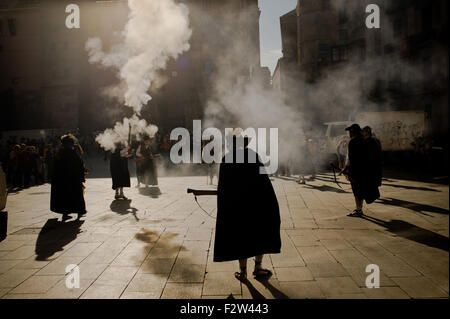 Barcelona, Spanien. 24. September 2015. Trabucaires schießen seiner Donnerbüchse durch die Straßen von Barcelona anlässlich der Feierlichkeiten des Merce Festivals (Festes De La Merce) am 24. September 2015, Spanien. Die Galejada Trabucaire markiert den Beginn des Tages der Schutzpatronin von Barcelona, La Merce. Männer und Frauen als alten katalanischen Banditen verkleidet zu den Straßen der Altstadt von Barcelona nehmen und verursacht ein lautes Geräusch mit seiner gröberen voll von Schießpulver. Bildnachweis: Jordi Boixareu/Alamy Live-Nachrichten Stockfoto