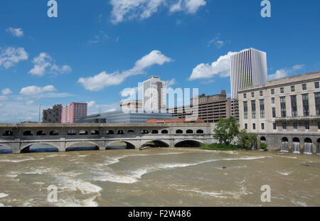 Rochester New York NY Innenstadt schöne Genesee River und die Skyline der Innenstadt am braunen Wasserfluss Main Street Stockfoto