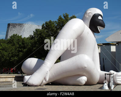 Alle-2007, jeder denkt immer, dass sie von Stefan Sagmeister-USA, rechts, sind L'Air des Geants, der Riesen-Luft, Ausstellung, Paris Stockfoto
