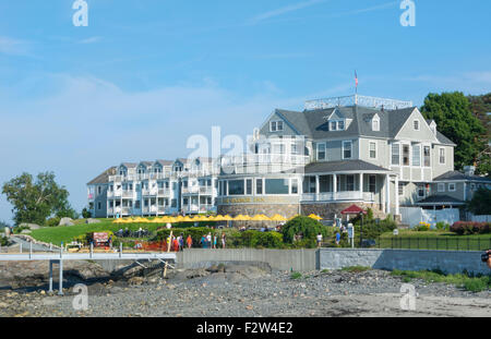 Bar Harbor, Maine berühmte Excclusive und teure Bar Harbor Inn mit Gebäuden und Touristen im Sommer Stockfoto