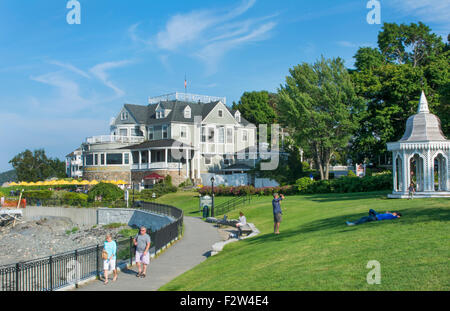 Bar Harbor, Maine berühmte Excclusive und teure Bar Harbor Inn mit Gebäuden und Touristen im Sommer mit Pavillon Stockfoto